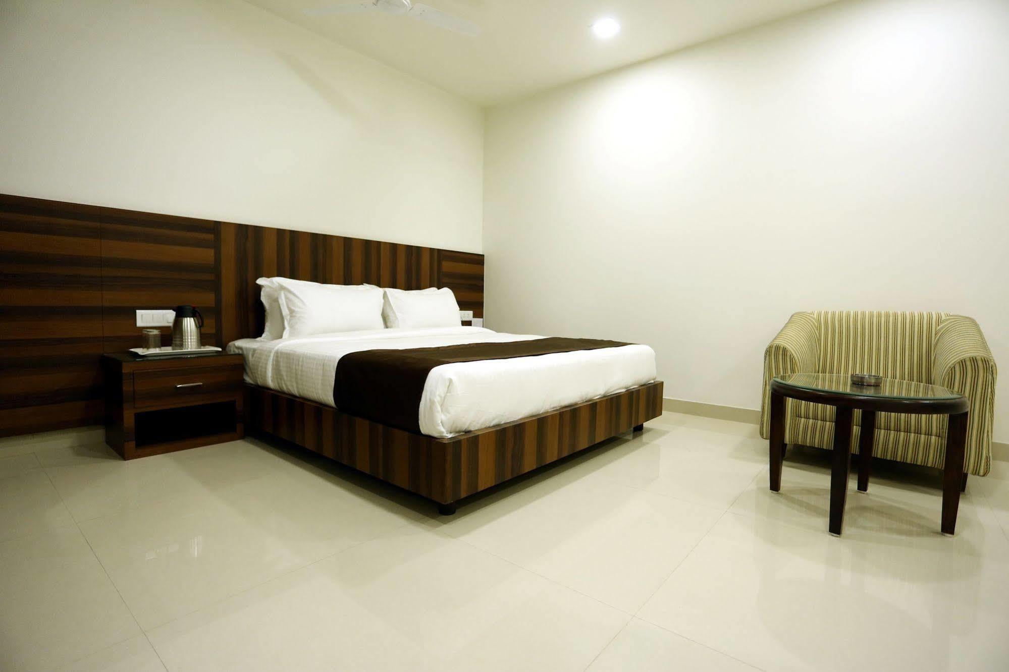 Solitaire Hotel Rāipur Exterior foto