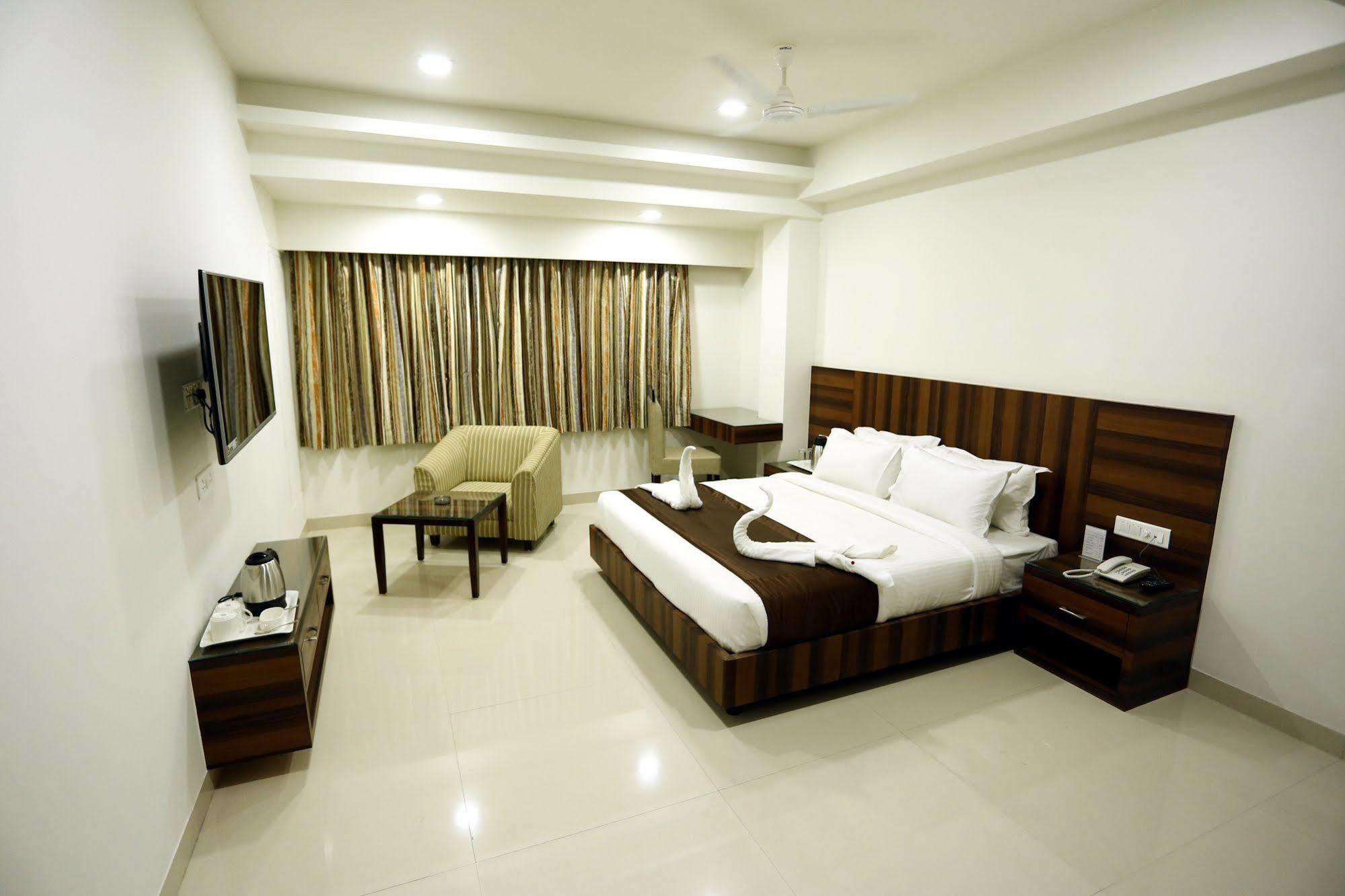 Solitaire Hotel Rāipur Exterior foto