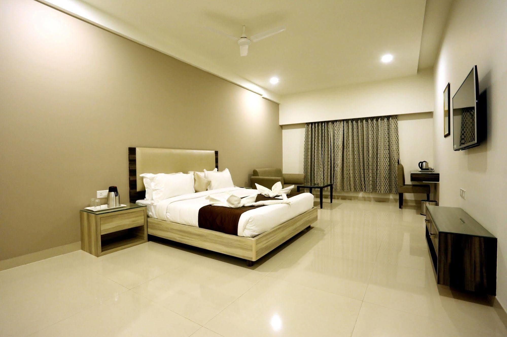 Solitaire Hotel Rāipur Exterior foto