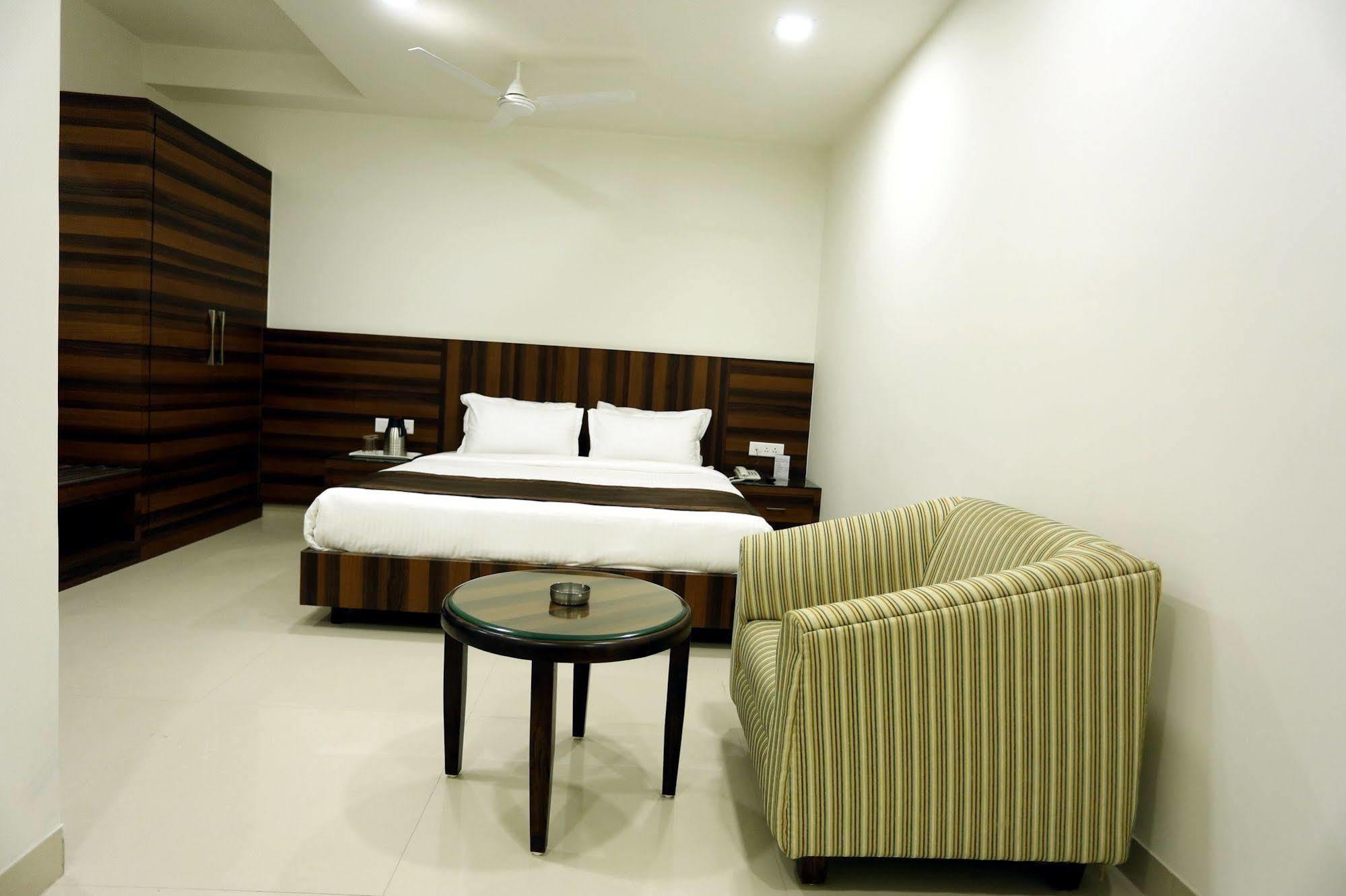 Solitaire Hotel Rāipur Exterior foto